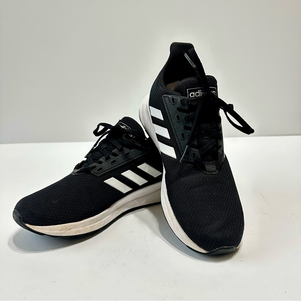 Title Adidas Cloudfoam Boys Running Shoes Youth Size 5.5 Black White Athletic